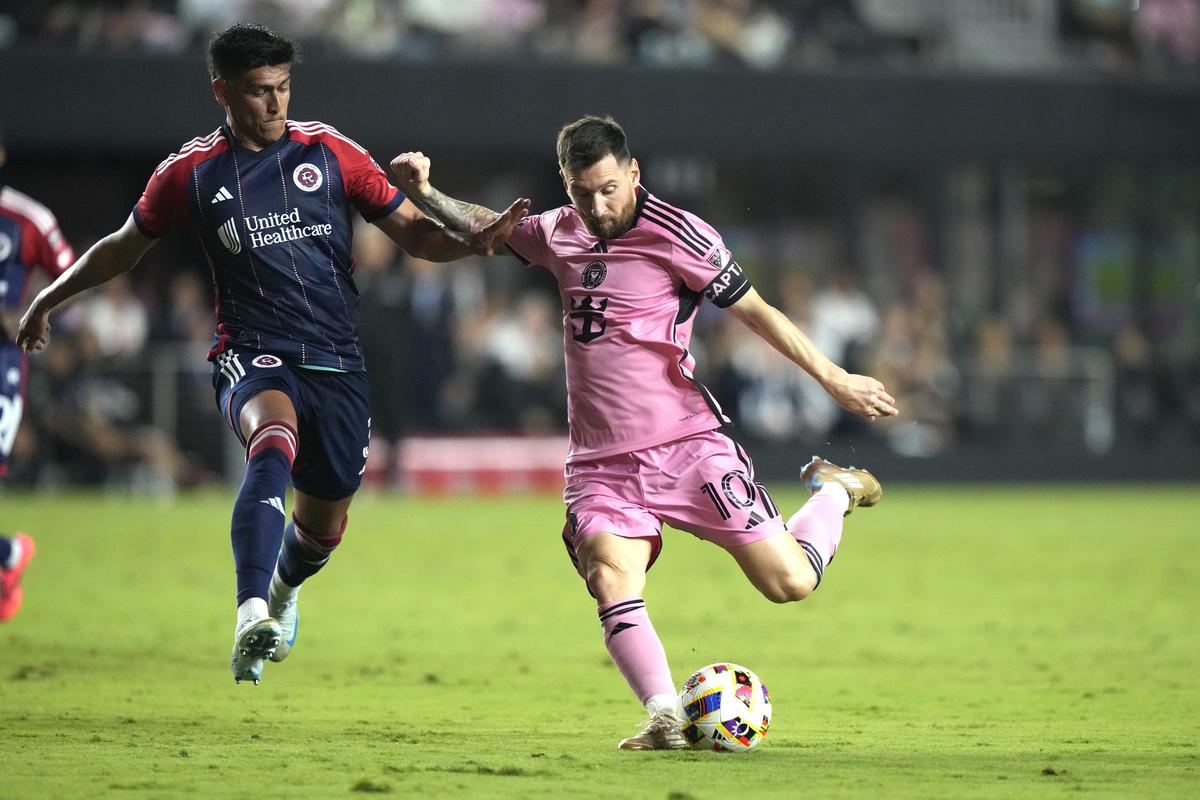 Brad Guzan Shocks Lionel Messi with Jaw-Dropping Save as Inter Miami Edges Past Atlanta United in MLS Playoffs