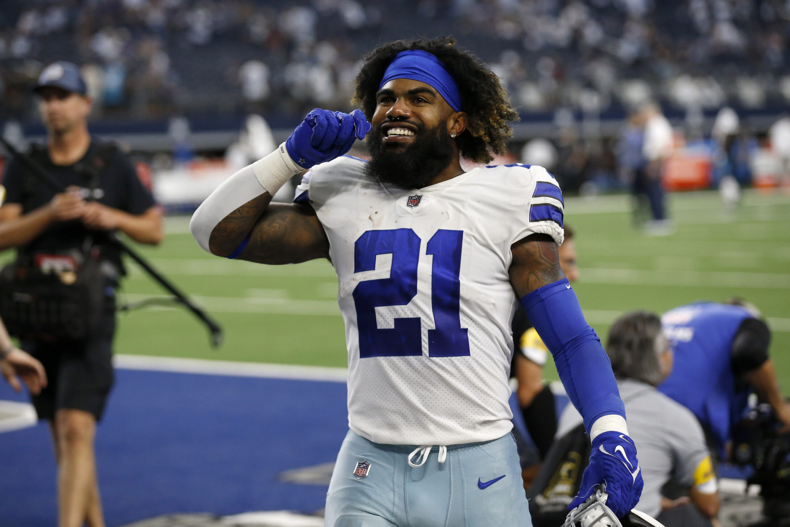 Ezekiel Elliott’s Dad Challenges Critics with $10K Bet: Is the Cowboys Star Really Done?