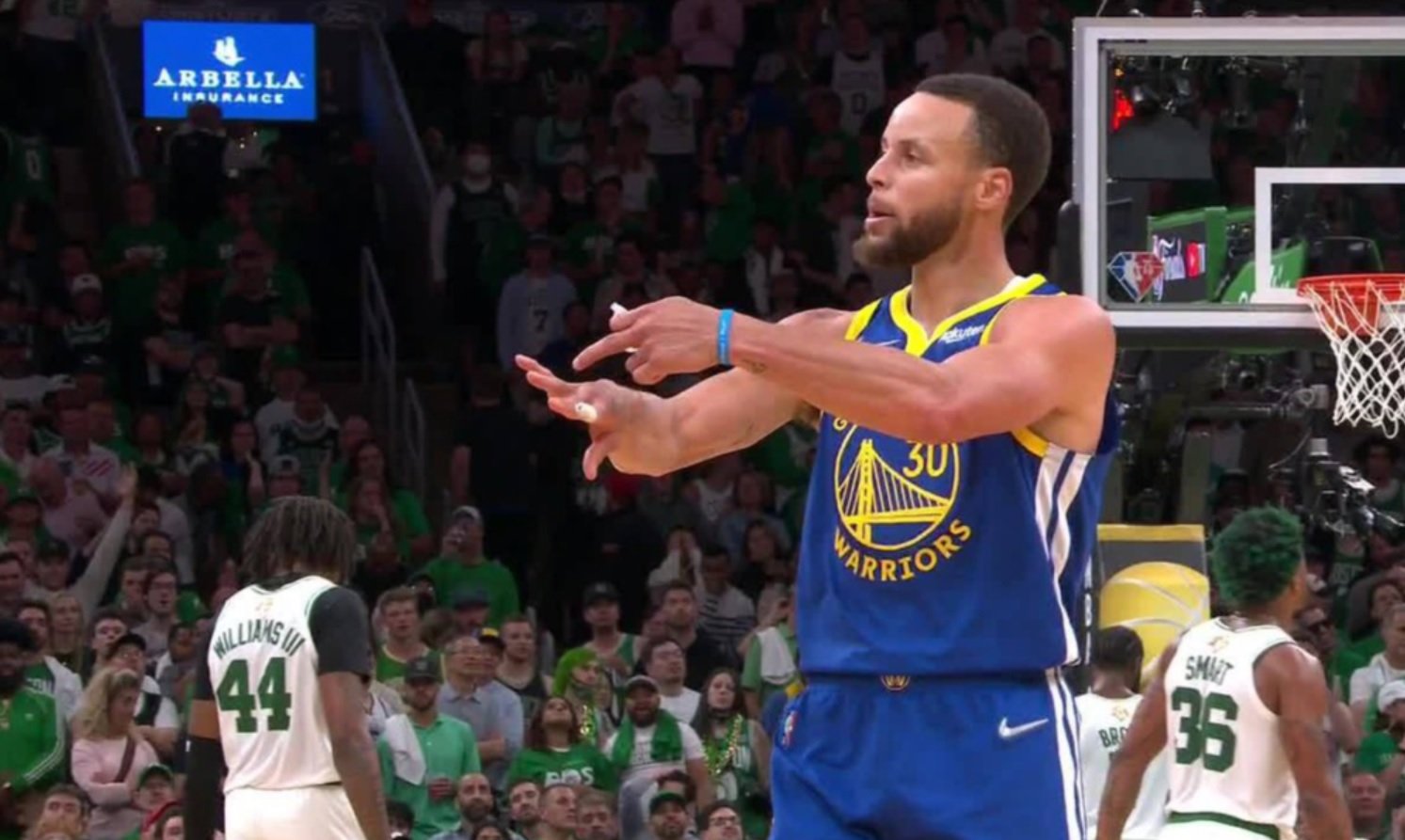 Basketball Drama Unfolds: Steph Curry Faces Former Teammate Klay Thompson in an Epic Showdown at Chase Center