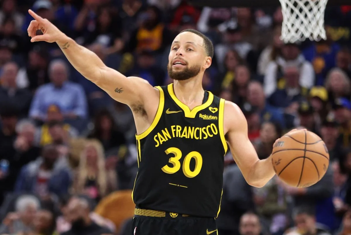 Basketball Drama Unfolds: Steph Curry Faces Former Teammate Klay Thompson in an Epic Showdown at Chase Center