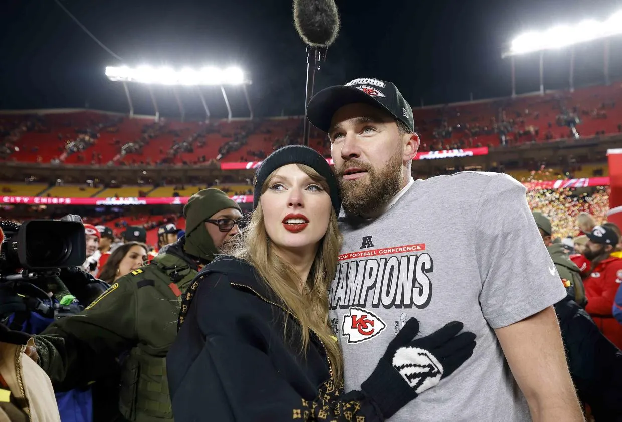 "Taylor Swift and Travis Kelce Steal the Spotlight with Passionate On-Field Kiss After Chiefs Secure Super Bowl Spot"