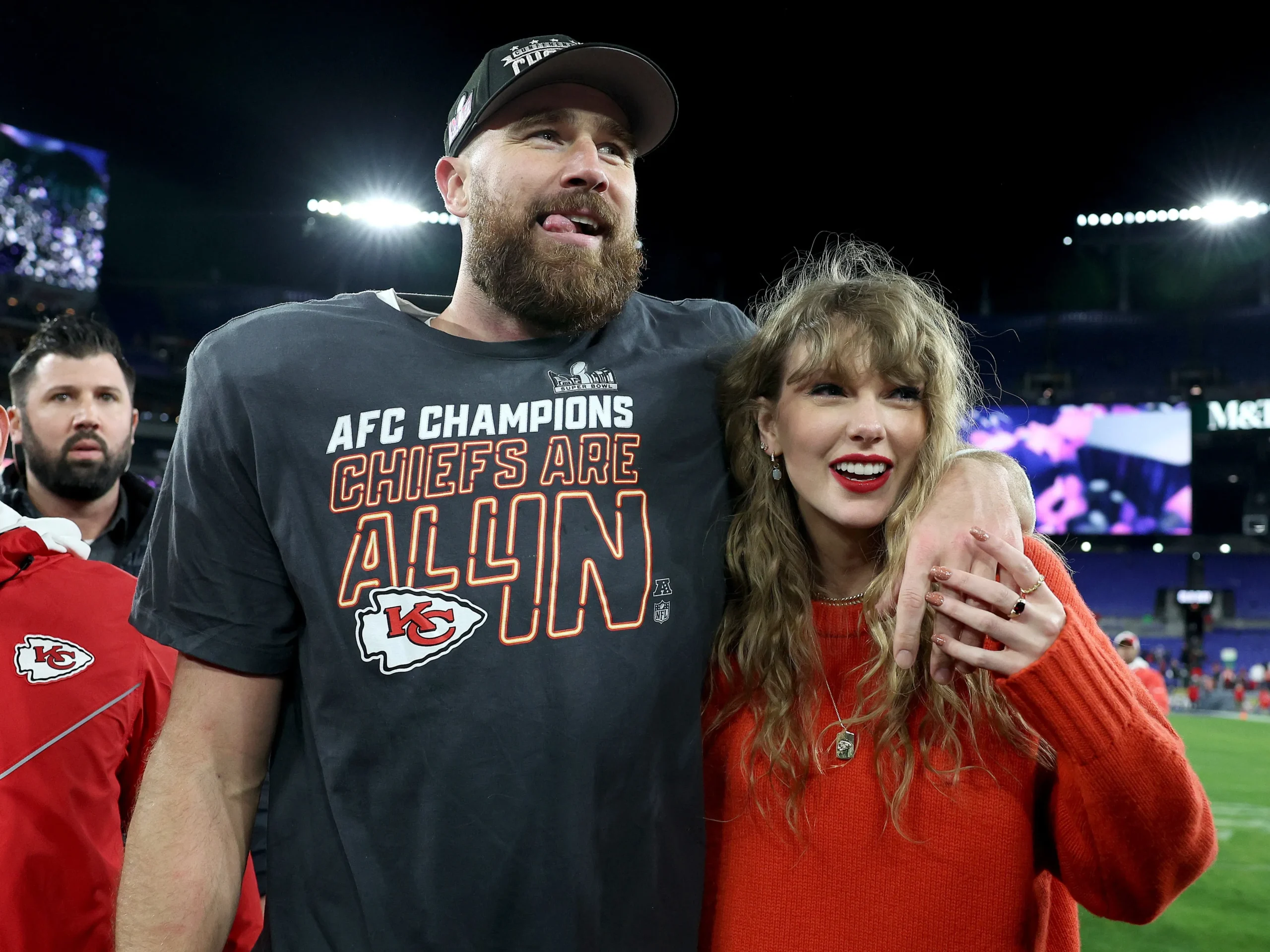 "Taylor Swift and Travis Kelce Steal the Spotlight with Passionate On-Field Kiss After Chiefs Secure Super Bowl Spot"