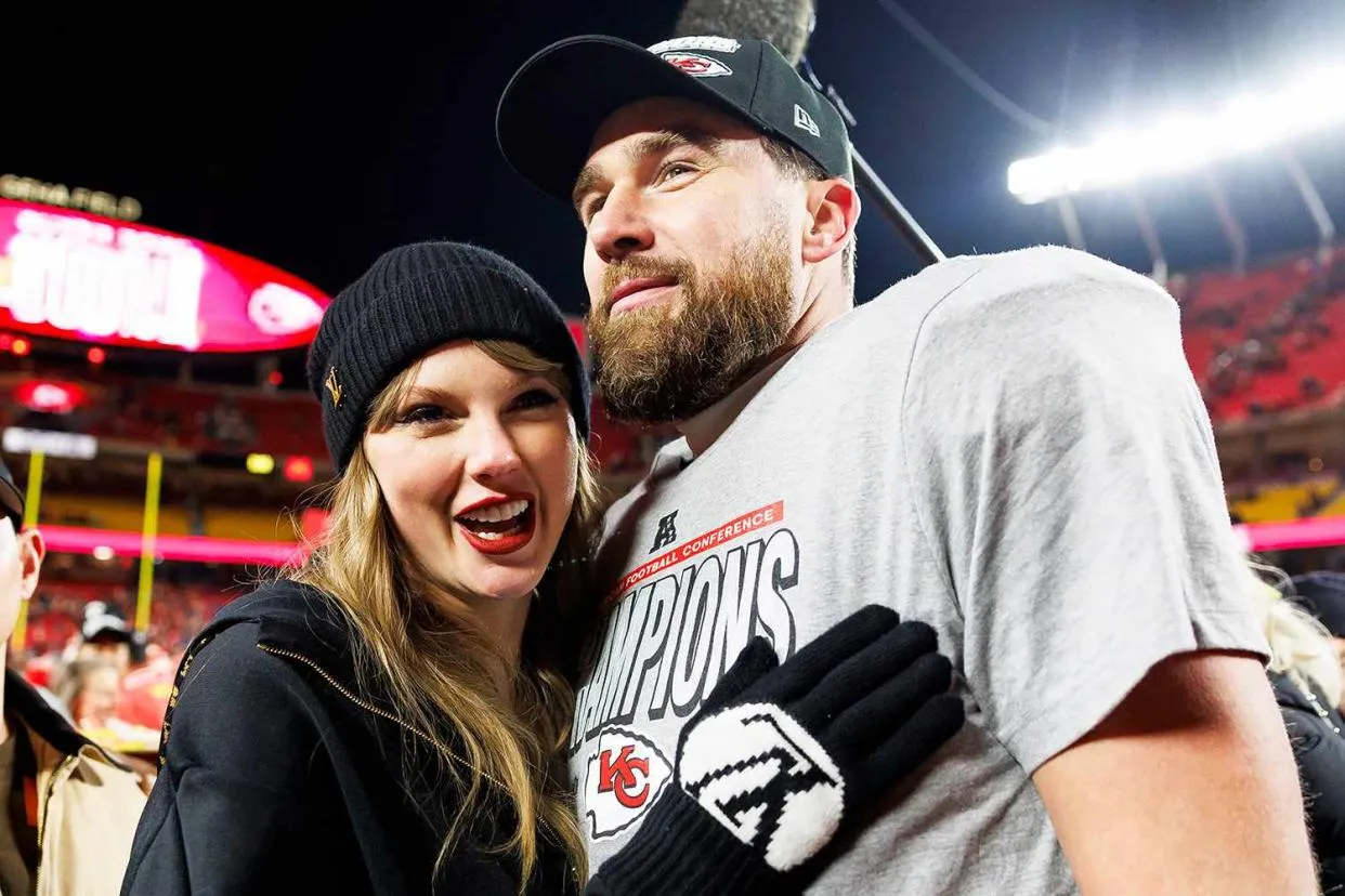 "Taylor Swift and Travis Kelce Steal the Spotlight with Passionate On-Field Kiss After Chiefs Secure Super Bowl Spot"