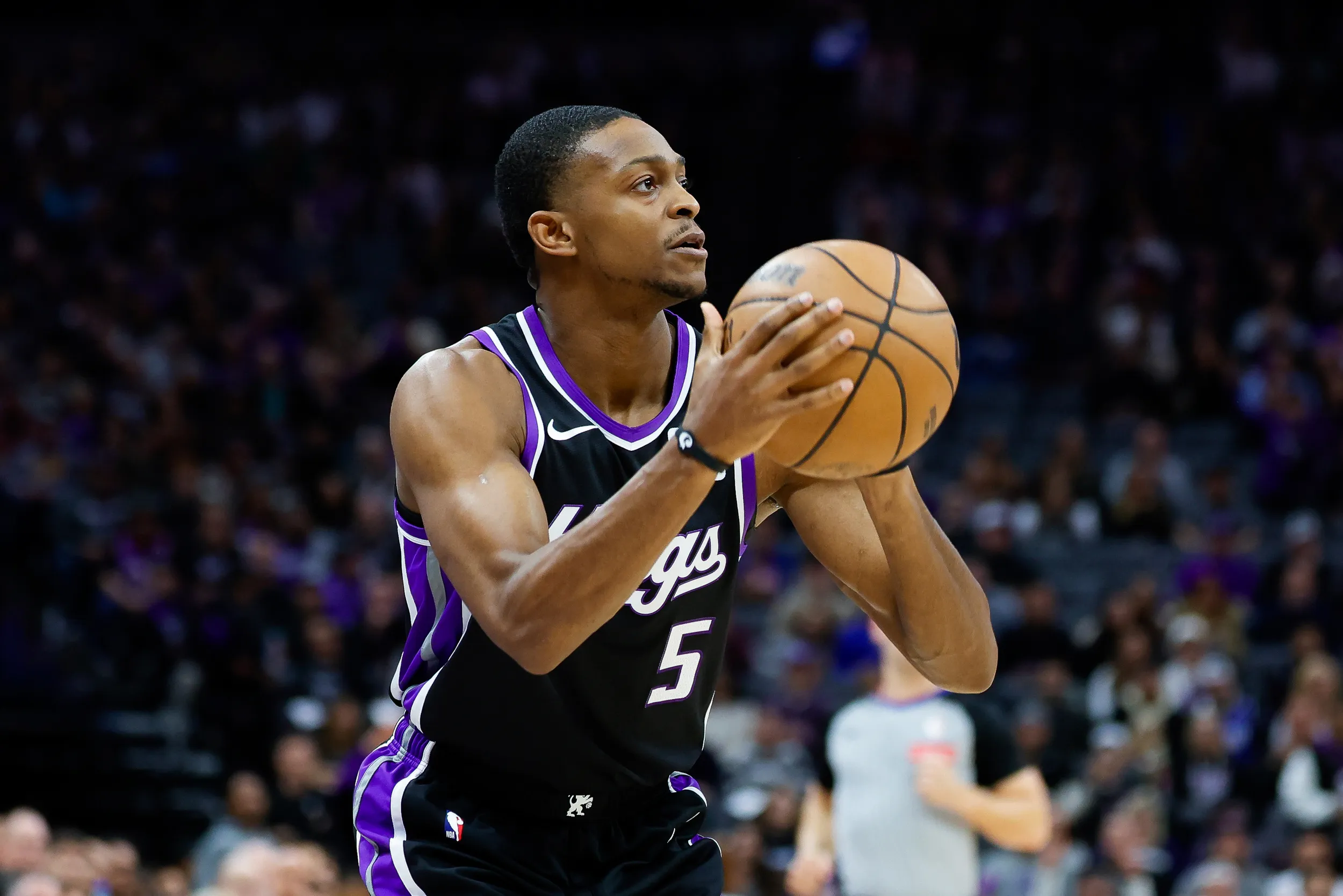 NBA Trade Deadline Shocker: Sacramento Kings Open to Trading De’Aaron Fox Amid Growing Interest from Rival Teams