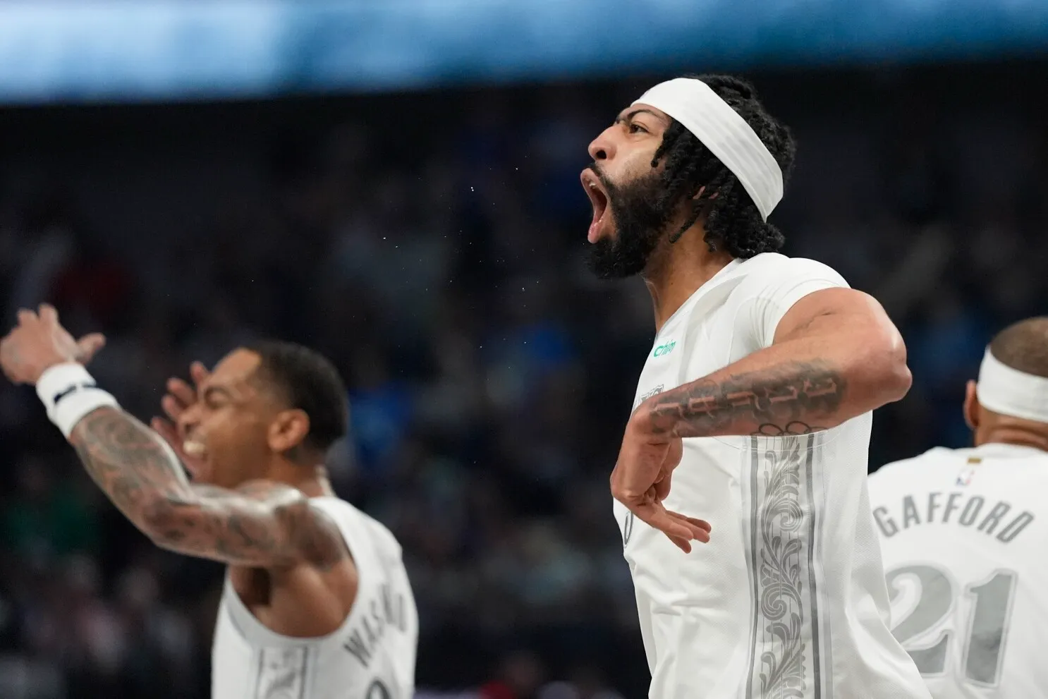 Anthony Davis Shines, Then Injures Groin as Mavericks' Big Trade Faces First Major Test