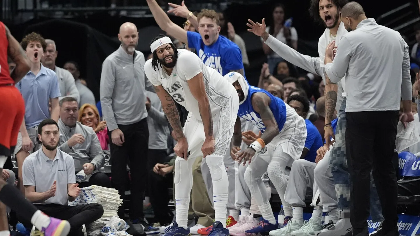 Anthony Davis Shines, Then Injures Groin as Mavericks' Big Trade Faces First Major Test