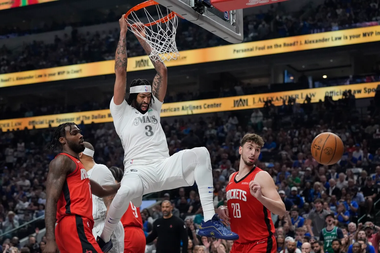 Anthony Davis Shines, Then Injures Groin as Mavericks' Big Trade Faces First Major Test