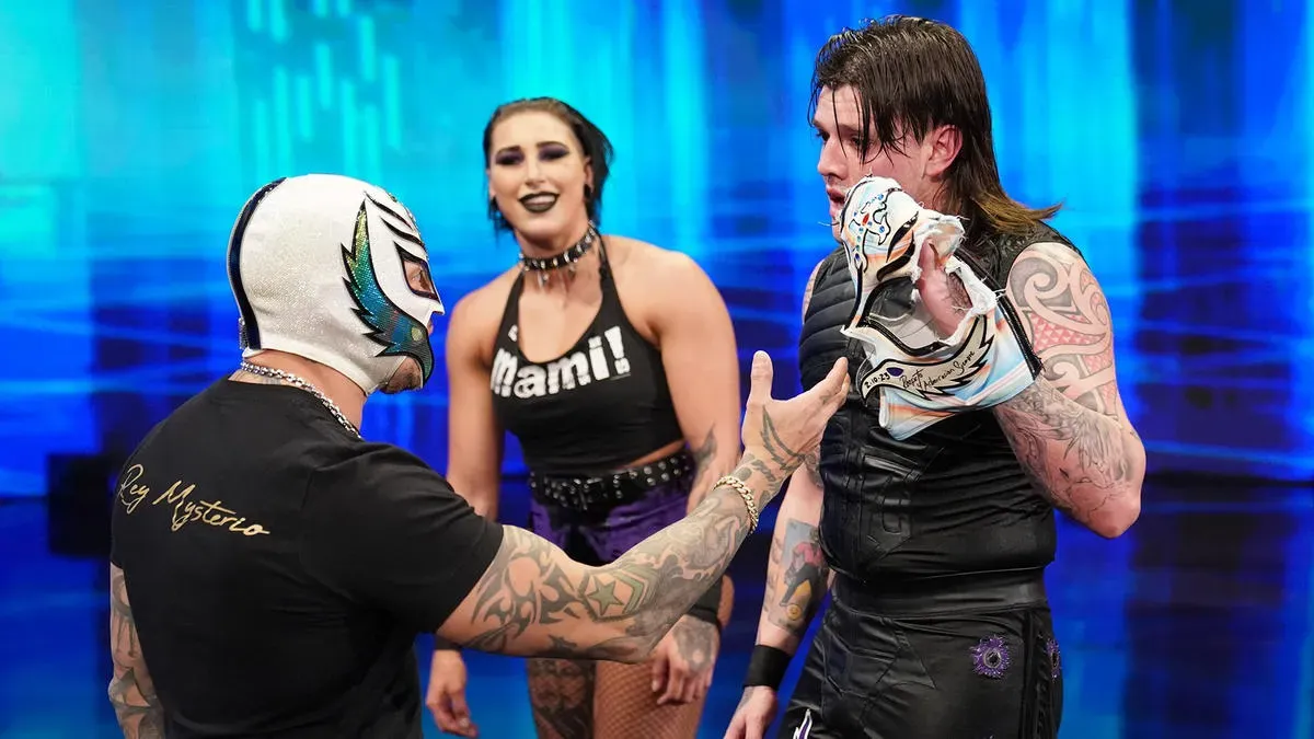 Dominik Mysterio Spotted Traveling with an Unmasked Rey Mysterio—Shocking Fans Amid WWE Feud