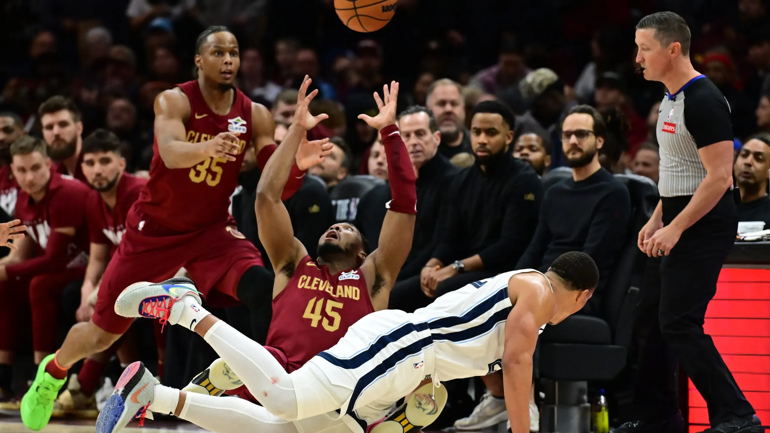 Donovan Mitchell and Desmond Bane Clash in Heated On-Court Scuffle During Cavaliers vs. Grizzlies Game, Sparking Major NBA Drama