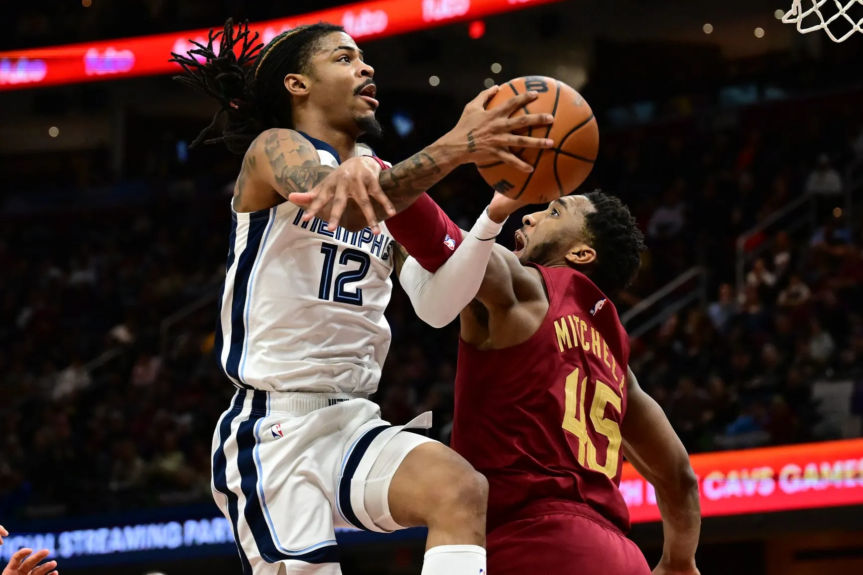 Donovan Mitchell and Desmond Bane Clash in Heated On-Court Scuffle During Cavaliers vs. Grizzlies Game, Sparking Major NBA Drama