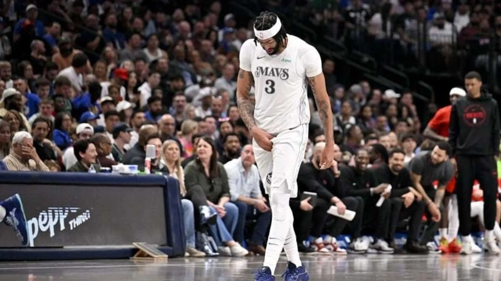 Mavericks' Playoff Hopes in Jeopardy: Anthony Davis Out for Weeks with Serious Leg Injury